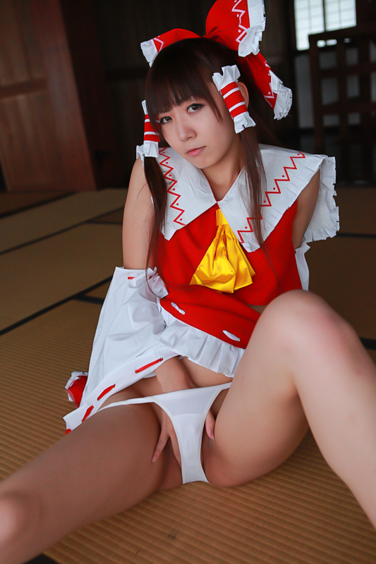 [Cosplay] Reimu Hakurei with dildo and toys - Touhou Project Cosplay